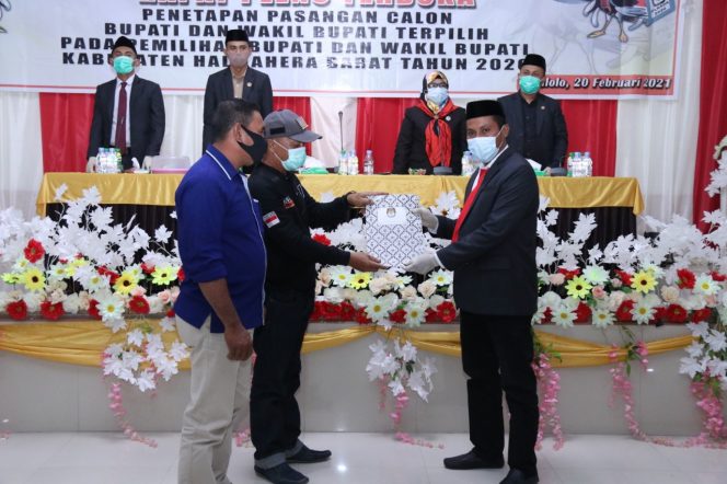 
 Ketua KPU Halmahera Barat, Miftahuddin Yusup menyerahkan berita acara ke LO Paslon Jujur || Foto: Pinox