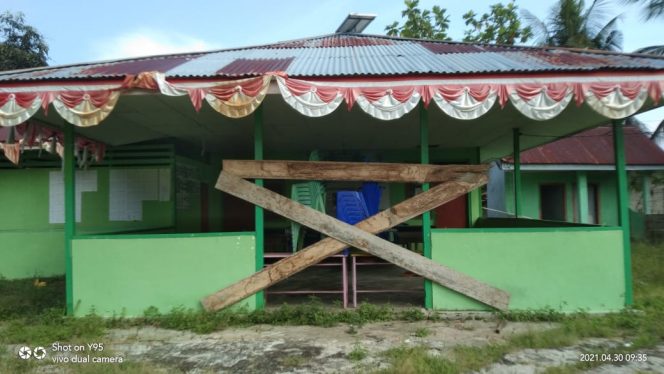 
 Kantor Desa Moiso, Kecamatan Jailolo Selatan, saat dipalang warga menggunakan selembar papan Jumat (30/4). || Foto: Alan