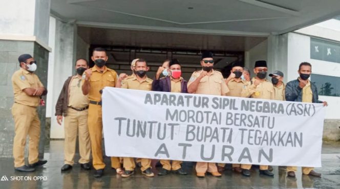 
 Puluhan ASN Morotai, Saat Lakukan Aksi Didepan Kantor Bupati