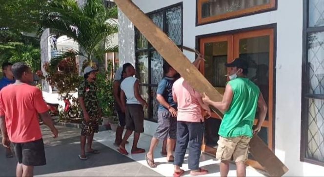 
 Warga dua desa di Morotai saat membuka palang pintu