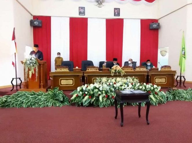 
 Bupati Halmahera Barat, James Uang saat menyampaikan pidato dalam rapat paripurna || Foto: Istimewa