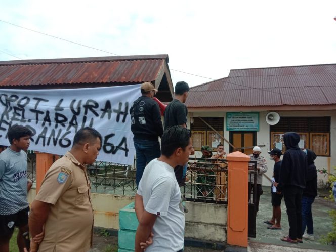
 Warga Tarau saat berunjukrasa di depan kantor kelurahan || Foto: Istimewa