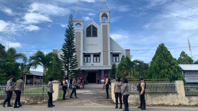 
 Personil Polres Morotai, Saat Lakukan Pengamanan di Gereja Getsemani || Foto: Istimewa
