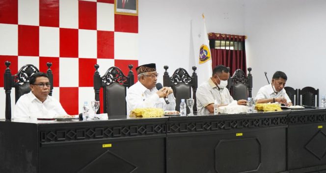 
 Wali Kota dan Wakil Wali Kota Tidore saat menggelar pertemuan dengan seluruh Kades dan BPD se-Kota Tidore || Foto: istimewa