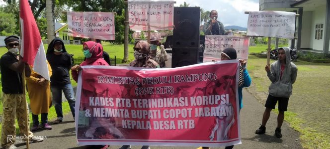 
 Puluhan warga saat melakukan aku unjuk rasa di depan kantor DPRD Halmahera Barat || Foto: Fais