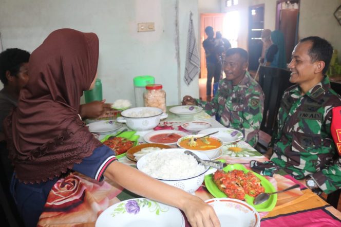 
 Letkol Inf Untung didampingi Serka La Rami saat diundang  makan bersama || Foto: Istimewa