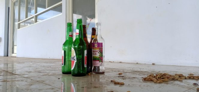 
 Sejumlah Botol Bir, Yang Dibiarkan di Lantai Bangunan Kuliner