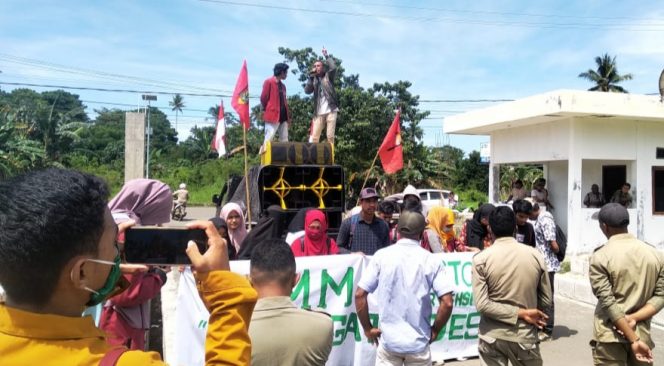 
 IMM Pulau Morotai, Saat Menggelar Aksi di Depan Kantor Bupati Morotai || Foto: Istimewa