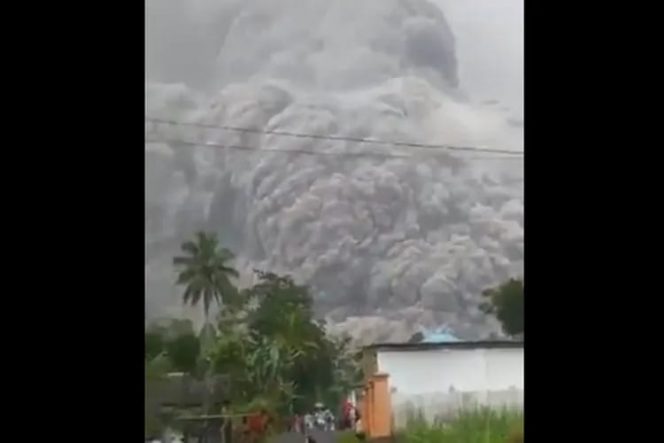 
 Gunung Semeru yang terletak di Kabupaten Malang dan Kabupaten Lumajang, Jawa Timur mengalami erupsi. Foto: Istimewa