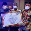 Sekretaris Daerah Pulau Morotai, M. Umar Ali, saat menerima penghargaan dari Gubernur Maluku Utara, KH. Abdul Gani Kasuba || Foto: Istimewa