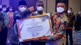 Sekretaris Daerah Pulau Morotai, M. Umar Ali, saat menerima penghargaan dari Gubernur Maluku Utara, KH. Abdul Gani Kasuba || Foto: Istimewa