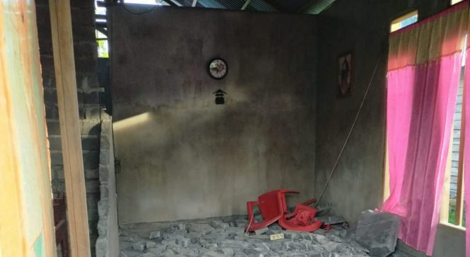
 Salah satu rumah warga di Halmahera Utara, yang mengalami kerusakan berat || Foto: Istimewa