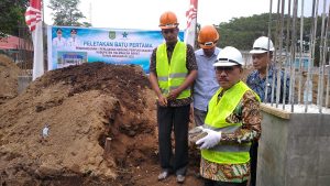 Bupati Halmahera Barat Letakkan Batu Pertama Pembangunan Perpustakaan