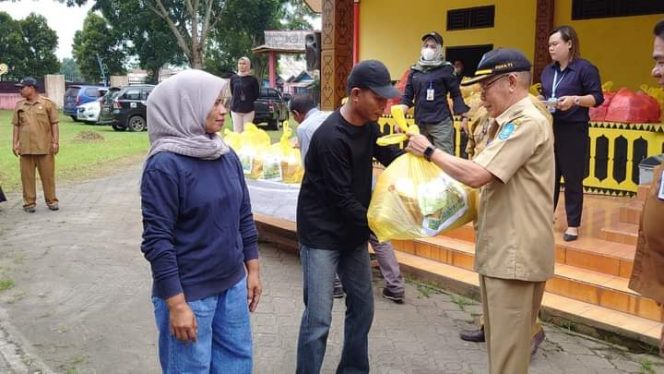
 Bupati Halmahera Utara, Frans Manery, saat menyerahkan bantuan sembako idul fitri secara simbolis kepada petugas kebersihan || Foto: Istimewa 