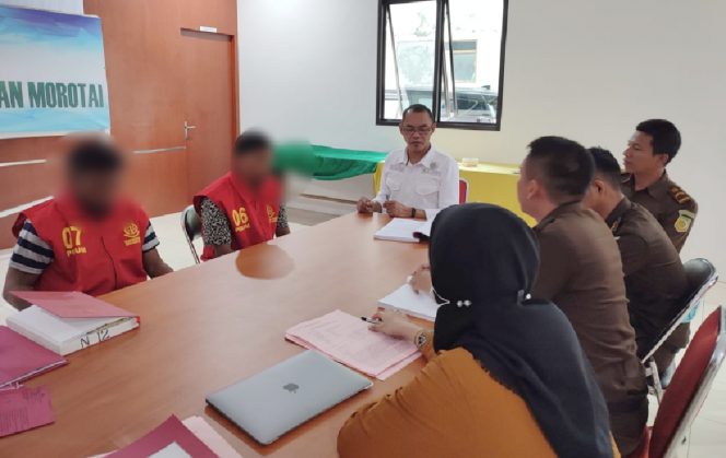 
 Kepala Kejaksaan Kepulauan Morotai, Sobeng Suradal saat menerima Tersangka kasus Narkoba dan barang bukti || Foto: Istimewa 
