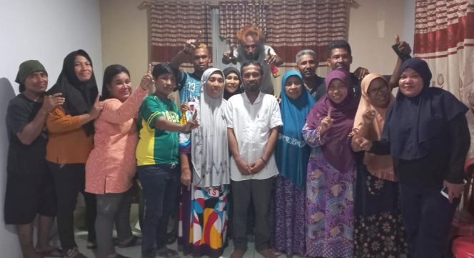 
 Foto bersama Kepala Desa Muhajirin terpilih, M. Aridh Pua dan pendukungnya || Foto: Istimewa 