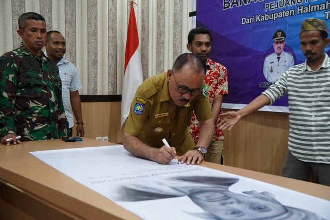 
 Bupati Halmahera Barat, saat menandatangani petisi pengusulan Kapita Banau sebagai Pahlawan Nasional || Foto: Istimewa