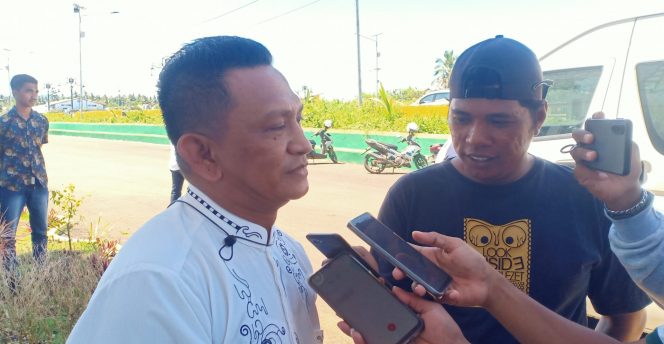 
 Pejabat Bupati Pulau Morotai, Muhammad Umar Ali saat diwawancarai wartawan || Foto: Ical