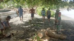 Memperlancar Aktivitas Nelayan, Babinsa dan Warga di Morotai Bersihkan Pesisir Pantai